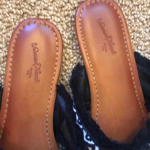 Universal Thread slip on sandals - Picture 3 of 4